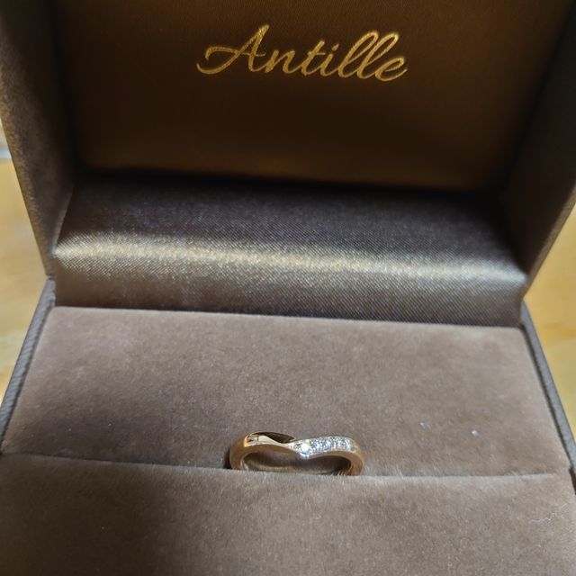 【AUROA(アウロア)の口コミ】 指が綺麗に見えるようにカーブしたタイプに一目惚れし、決めました。ダイ…