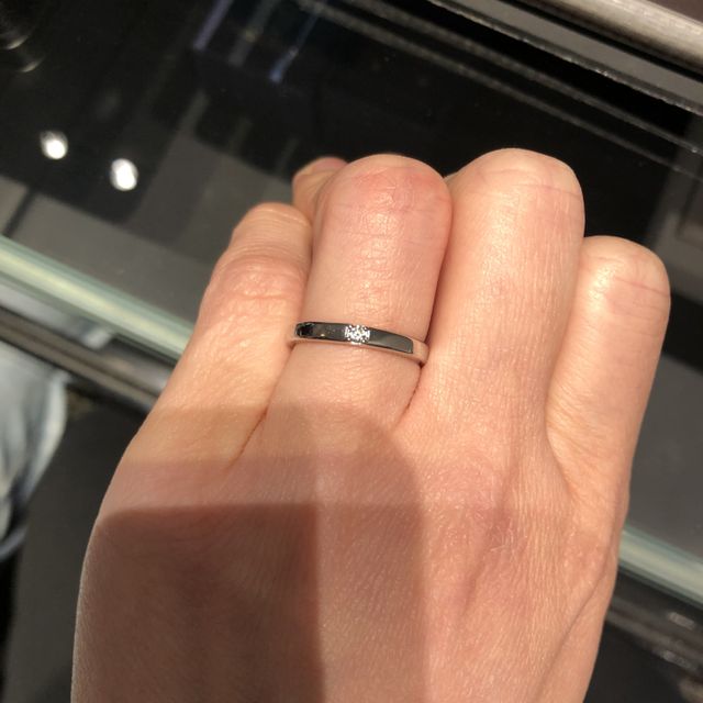【エクセルコダイヤモンド(EXELCO DIAMOND)の口コミ】 ダイヤ一石の大きさと、指輪の高さがありシンプルなのに主張する感じがと…