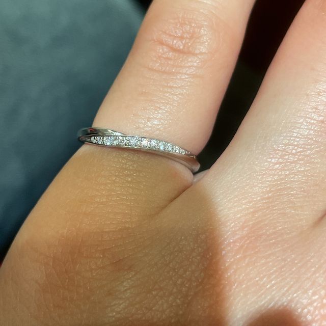 【銀座ダイヤモンドシライシの口コミ】 ・自分自身がウェーブ型のデザインが良かったこと
・指が太いのがとてもコ…