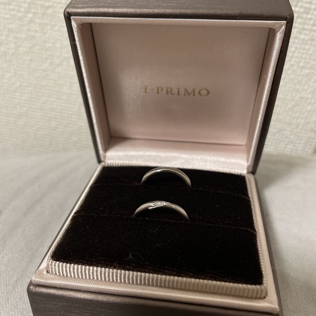 【アイプリモ(I-PRIMO)の口コミ】 指輪のデザインはどちらかと言うと細身なデザインです。2人とも左利きでし…