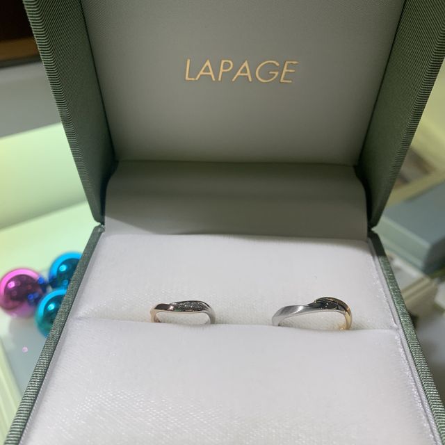 【LAPAGE(ラパージュ)の口コミ】 まず、デザインが自分たちにとってどストライクでした。新郎側はイエロー…