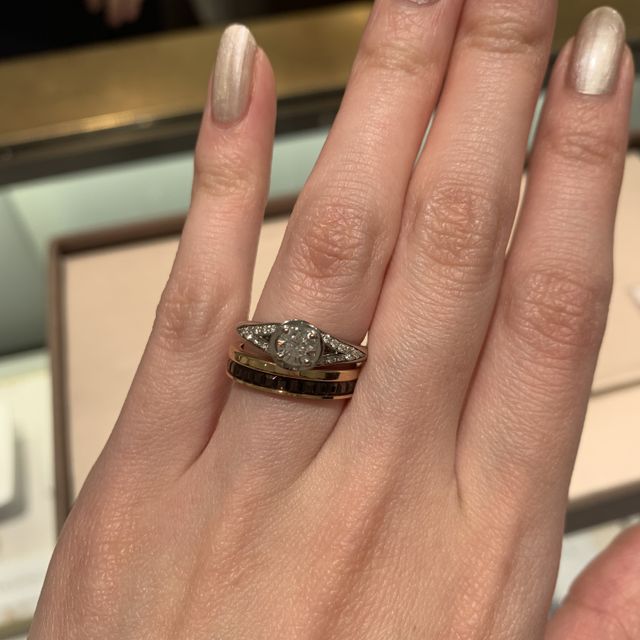 【ブルガリ(BVLGARI)の口コミ】 王道の婚約指輪という感じではありませんが、デザイン性がありパッと目立…