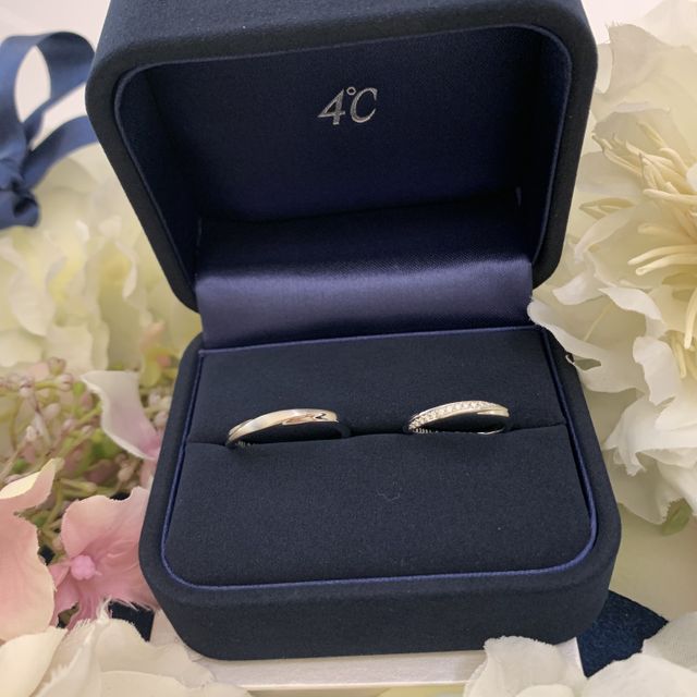 【4℃ BRIDAL(ヨンドシーブライダル)の口コミ】 店員さんの説明では「『アクアリリー』は左手の薬指のために設計された指…