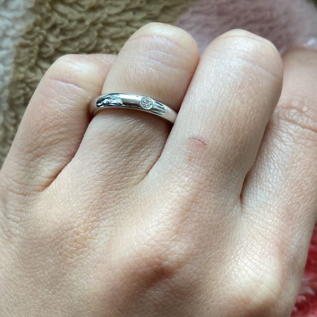 【ティファニー(Tiffany & Co.)の口コミ】 指輪の決め手ですが、細すぎず、存在感がしっかりしているところと、真ん…