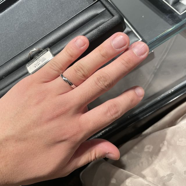 【エクセルコダイヤモンド(EXELCO DIAMOND)の口コミ】 何店舗か検討をしていましたが、この指輪のデザインが気に入り購入に至り…