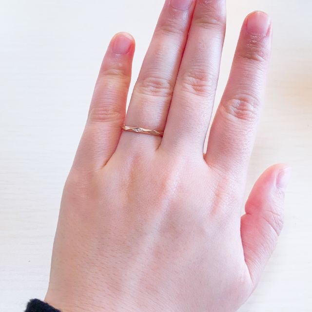 【AMOUR AMULET(アムール・アミュレット)の口コミ】 左利きなので、指あたりがきにならない出来るだけ細身のものを探していま…