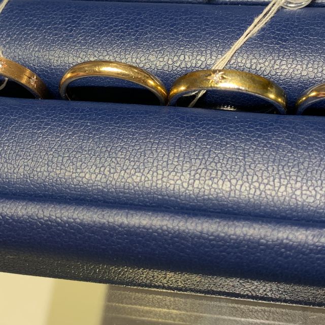 【銀座ダイヤモンドシライシの口コミ】 結婚指輪は生涯ずっと付け続けるものなので、デザインはシンプルで付け心…