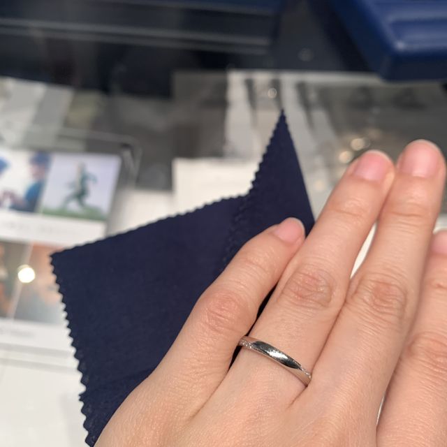 【銀座ダイヤモンドシライシの口コミ】 試着【ブライトプリュマージュ】
上下デザインが分かれていて、つける向き…