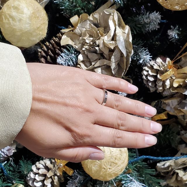 【4℃ BRIDAL(ヨンドシーブライダル)の口コミ】 存在感があるけど控えな感じとスタンダードな感じが良かった。ダイヤモン…