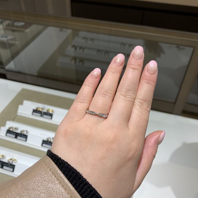 【ラザール ダイヤモンド(LAZARE DIAMOND)の口コミ】 複数のブランドでありますが、真ん中が窪んだデザインのものです。太さが…