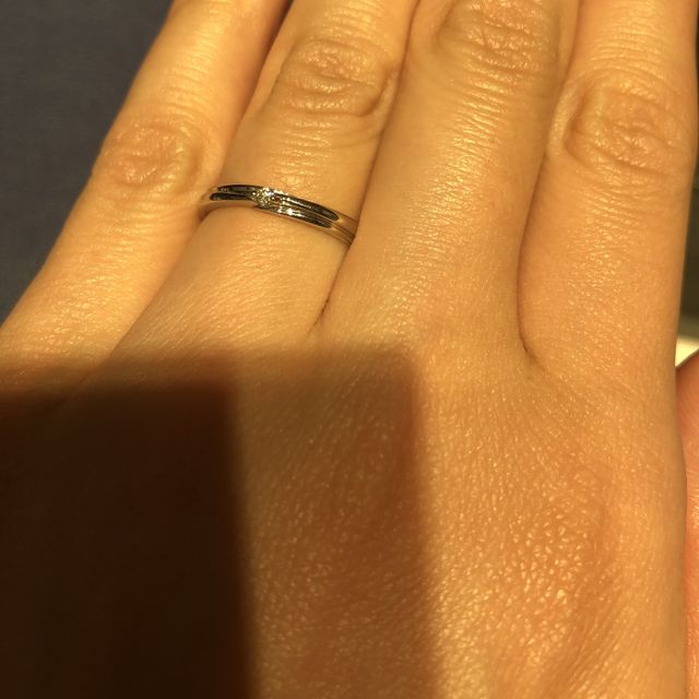 【銀座ダイヤモンドシライシの口コミ】 結婚指輪と重ね付けできそうなものを探していますとお伝えしシンプルなも…