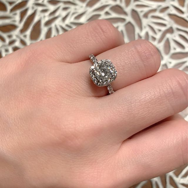 【宝寿堂(ほうじゅどう)の口コミ】 婚約指輪はトータルで1ct以上の物が欲しかったのですが、ブランドで探すと…