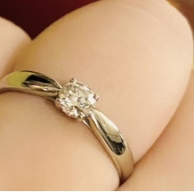 【ティファニー(Tiffany & Co.)の口コミ】 1粒ダイヤのシンプルかつ王道デザインで探していました！ですが、ソリティ…