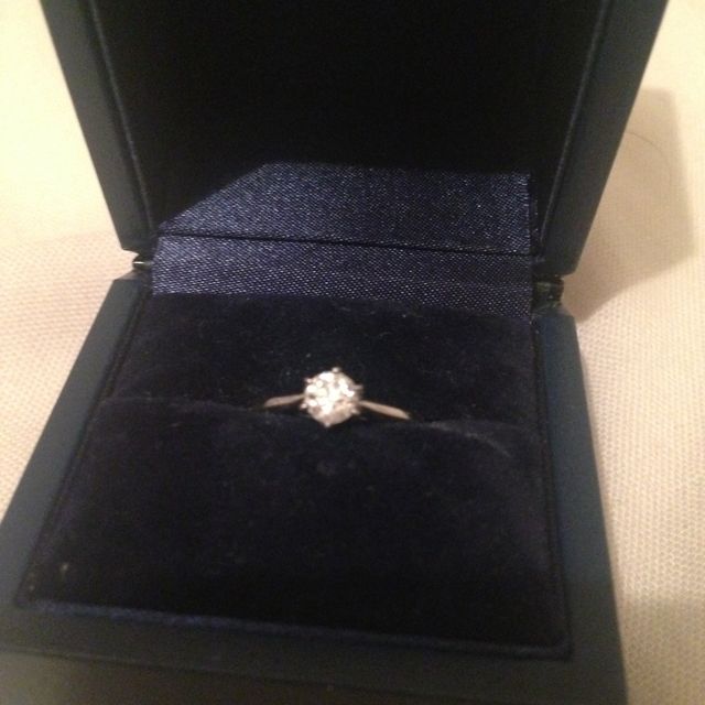 【銀座ダイヤモンドシライシの口コミ】 イメージを伝えて彼に買ってもらいましたが、店員さんがど真ん中のをすす…