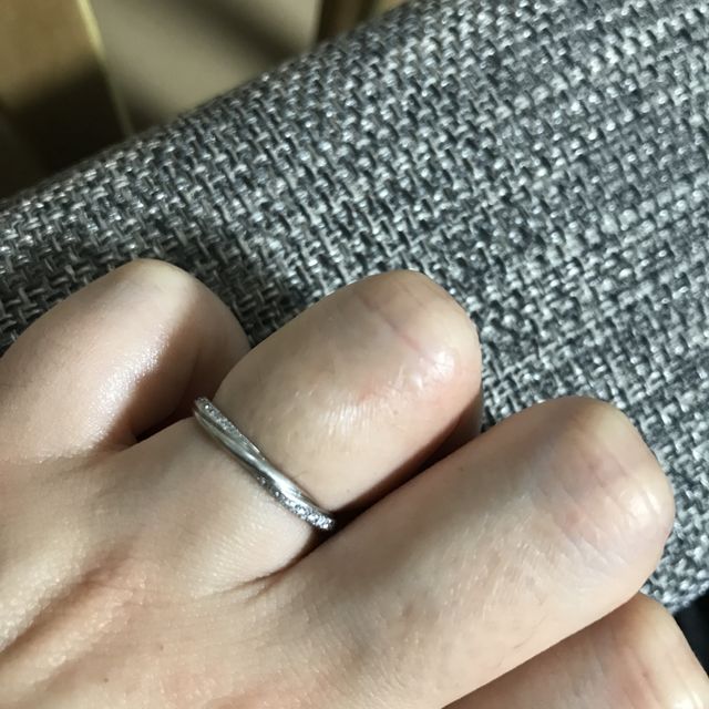 【銀座ダイヤモンドシライシの口コミ】 ストレートよりひねりがあるデザインで探していましたもっとウェーブがあ…