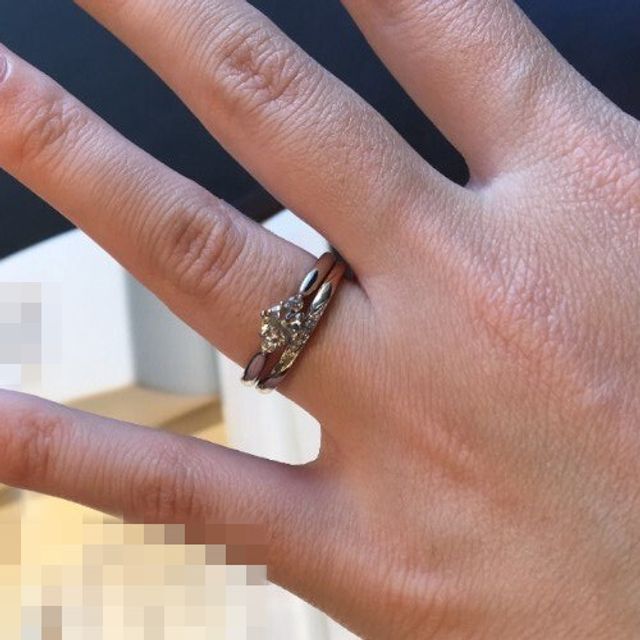 【俄(にわか)の口コミ】 エンゲージリングは見る角度によって印象が変わり、特に上から見ると一見…