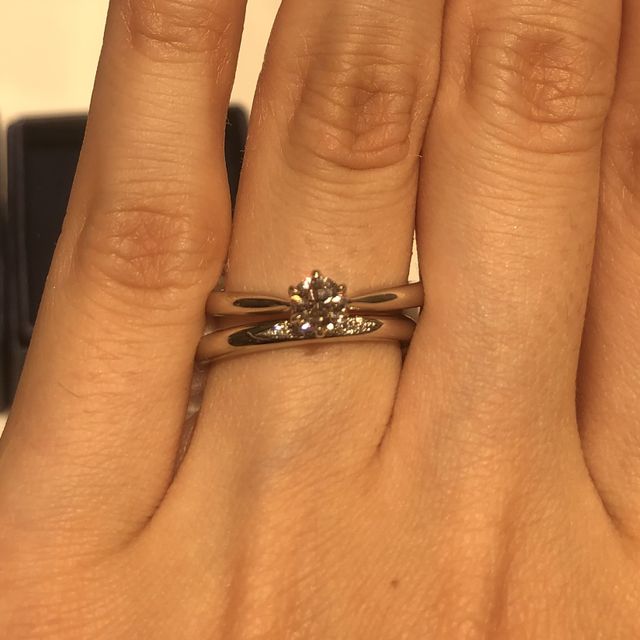 【銀座ダイヤモンドシライシの口コミ】 どれも素敵な指輪ばかりで迷いました。色々と試着した結果、これから先も…