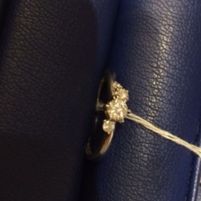 【銀座ダイヤモンドシライシの口コミ】 中央のダイヤの左右に小さいダイヤが左右でそれぞれ1つ、2つのと異なる数…