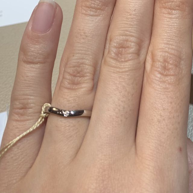 【カルティエ(Cartier)の口コミ】 カーブのデザインが指輪を綺麗に見せてくれます。断面のカットは、角張っ…