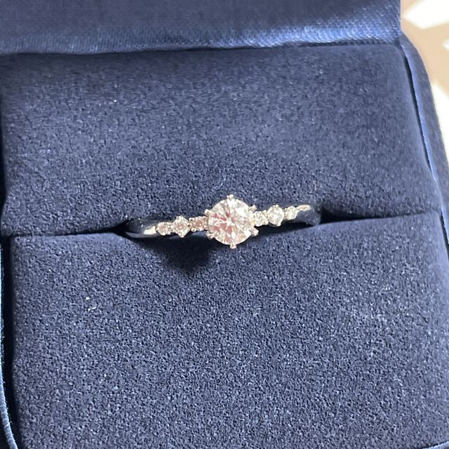 【4℃ BRIDAL(ヨンドシーブライダル)の口コミ】 指輪選びで悩んでいる時に、店員さんがとても親身になって一緒に考えてく…