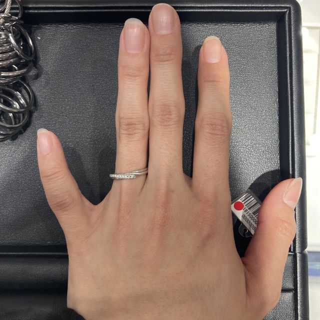 【エクセルコダイヤモンド(EXELCO DIAMOND)の口コミ】 ダイヤが王道斜めライン、もしくはダイヤが斜めに入っているデザインで人…