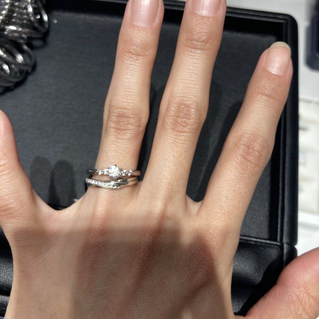 【エクセルコダイヤモンド(EXELCO DIAMOND)の口コミ】 ダイヤが王道斜めライン、もしくはダイヤが斜めに入っているデザインで人…