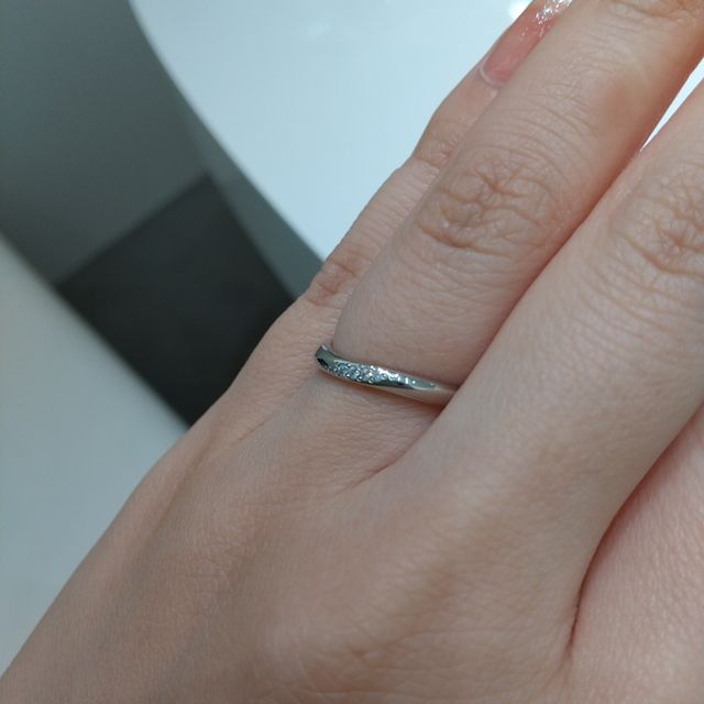 【4℃ BRIDAL(ヨンドシーブライダル)の口コミ】 ゆるやかな曲線のデザインで指が普段よりもきれいに見えました！ダイヤが…