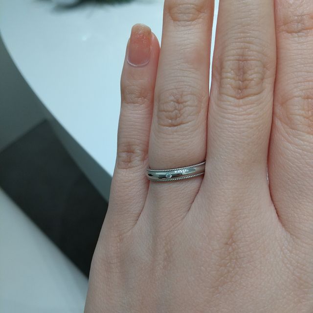 【4℃ BRIDAL(ヨンドシーブライダル)の口コミ】 ストレートラインで指になじみます。
上下がミル加工を施していて、緻密な…