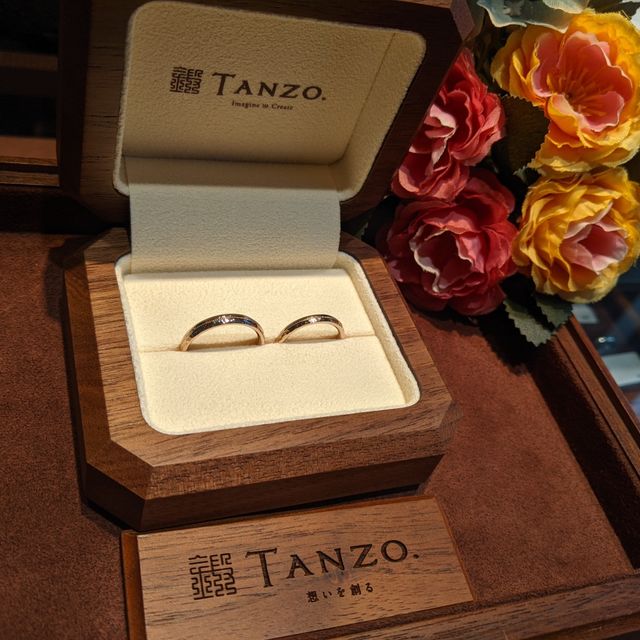 【TANZO.(鍛造指輪)の口コミ】 鍛造製法であったことが決め手でした。旦那が製造業であるため、素材や製…