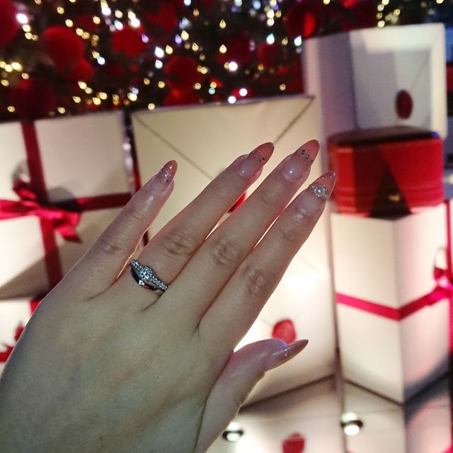 【カルティエ(Cartier)の口コミ】 婚約指輪と同じブランドで揃えました。
初めは丸みのあるデザインを予定し…