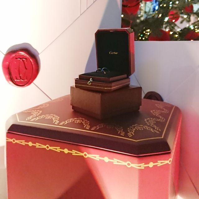 【カルティエ(Cartier)の口コミ】 婚約指輪と同じブランドで揃えました。
初めは丸みのあるデザインを予定し…