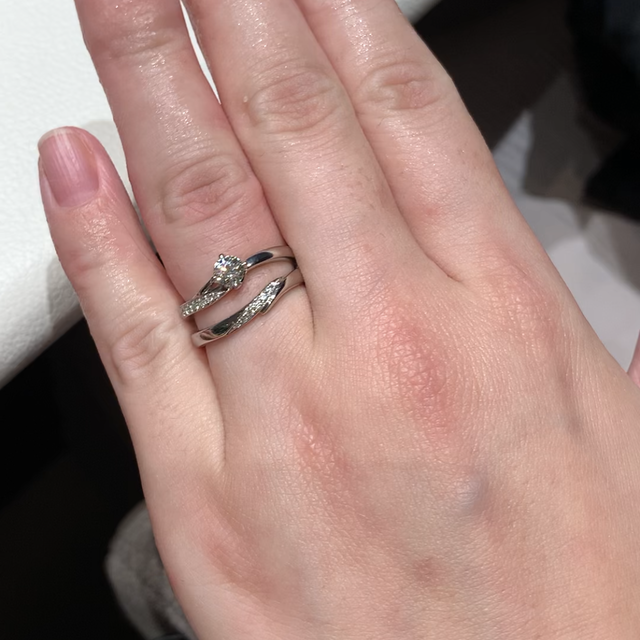 【TRECENTI(トレセンテ)の口コミ】 私たちが選んだリングはいずれもウェーブ状のものです。エンゲージリング…
