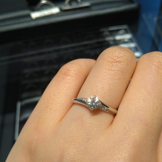 【エクセルコダイヤモンド(EXELCO DIAMOND)の口コミ】 婚約指輪は写真をみて気に入ったものと迷いながら購入決定しましたが、結…