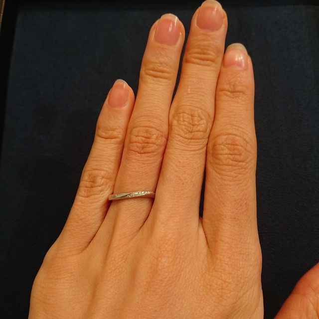 【4℃ BRIDAL(ヨンドシーブライダル)の口コミ】 デザインが豊富で選ぶのにとても迷いました。表にダイヤモンドが見えてい…