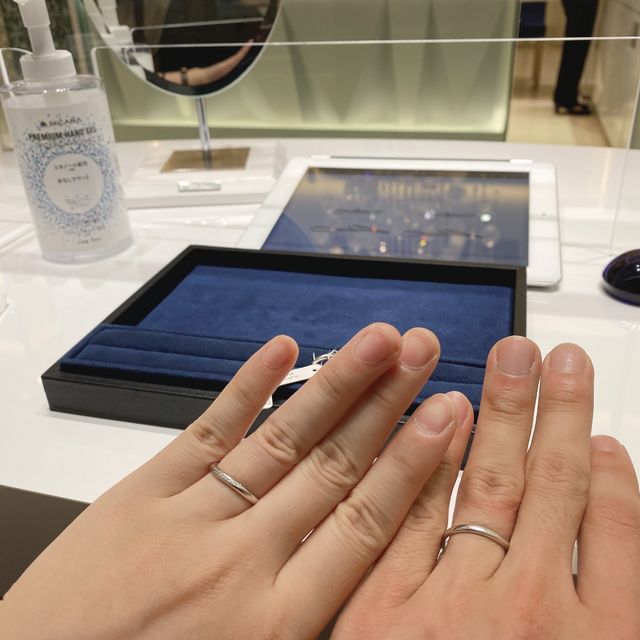 【4℃ BRIDAL(ヨンドシーブライダル)の口コミ】 とてもシンプルであるものの、細かいダイヤモンドがウェーブ状に散りばめ…