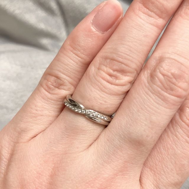 【Katamu(カタム)の口コミ】 指輪のデザインに一目惚れしました。曲線のストレート、ダイヤモンド反対…