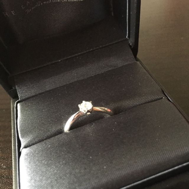 【ラザール ダイヤモンド(LAZARE DIAMOND)の口コミ】 王道のデザインで 
ダイヤはすこし小さいけれど
でもすごくキラキラしてい…