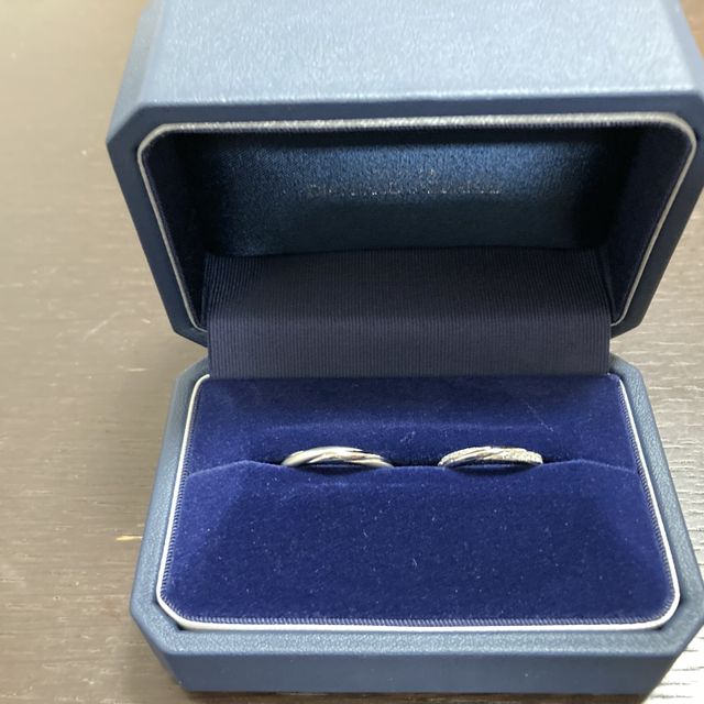 【銀座ダイヤモンドシライシの口コミ】 とにかく指輪のデザインに一目惚れでした。
初めは別の商品が気になってい…