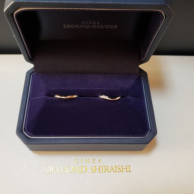 【銀座ダイヤモンドシライシの口コミ】 指がふっくらとしているため、Vラインの指輪を探していたところ、この指輪…