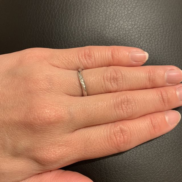【銀座ダイヤモンドシライシの口コミ】 極力シンプルなデザインで、婚約指輪に合う形を選びました。もらった婚約…