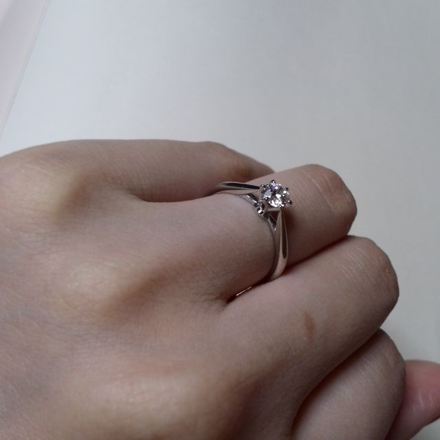 【銀座ダイヤモンドシライシの口コミ】 指が細く、すっきり見えるデザインがとても気に入りました。ダイヤモンド…