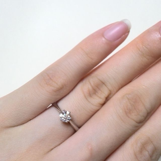 【銀座ダイヤモンドシライシの口コミ】 指が細く、すっきり見えるデザインがとても気に入りました。ダイヤモンド…