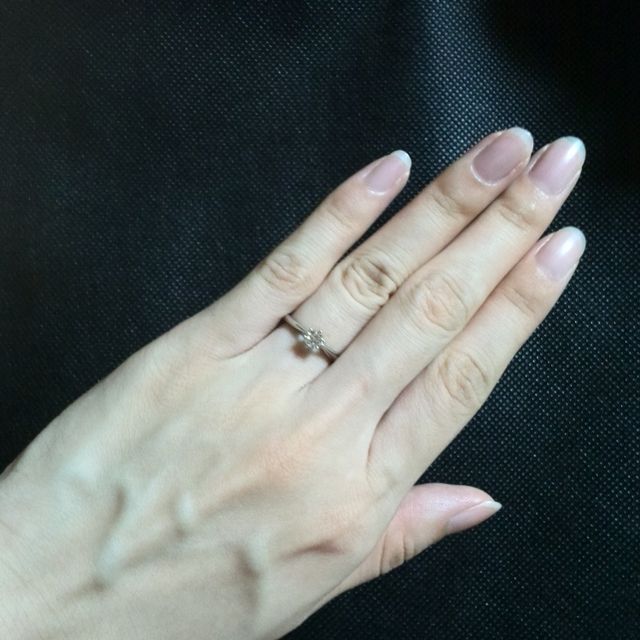 【銀座ダイヤモンドシライシの口コミ】 指が細く、すっきり見えるデザインがとても気に入りました。ダイヤモンド…