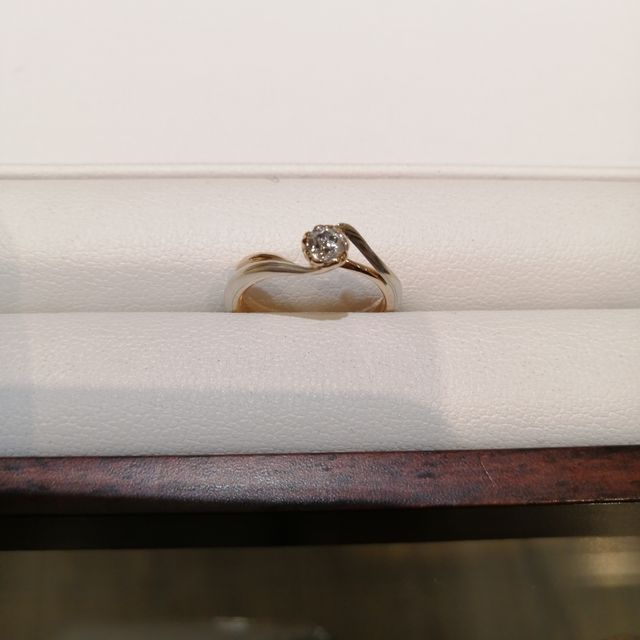 【杢目金屋(もくめがねや)の口コミ】 和風デザインの指輪は珍しいと思いました。桜の形が出てくるダイヤのカッ…