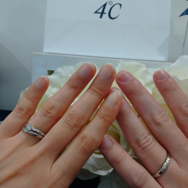 【4℃ BRIDAL(ヨンドシーブライダル)の口コミ】 婚約指輪を4℃ BRIDALでいただいたので、重ねて着けたときの相性の良さで選…