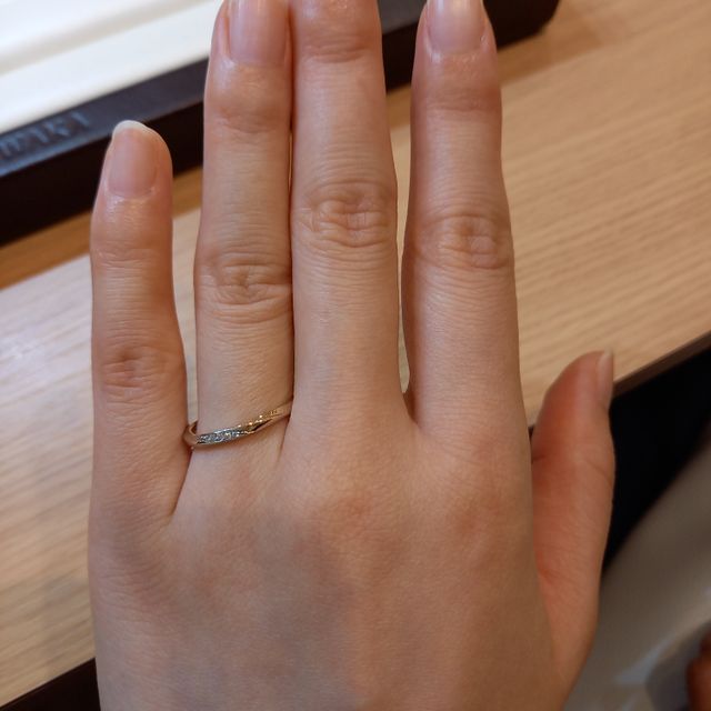 【俄(にわか)の口コミ】 ゴールドとシルバーの２色で、なかなかないデザインがとてもお洒落に感じ…