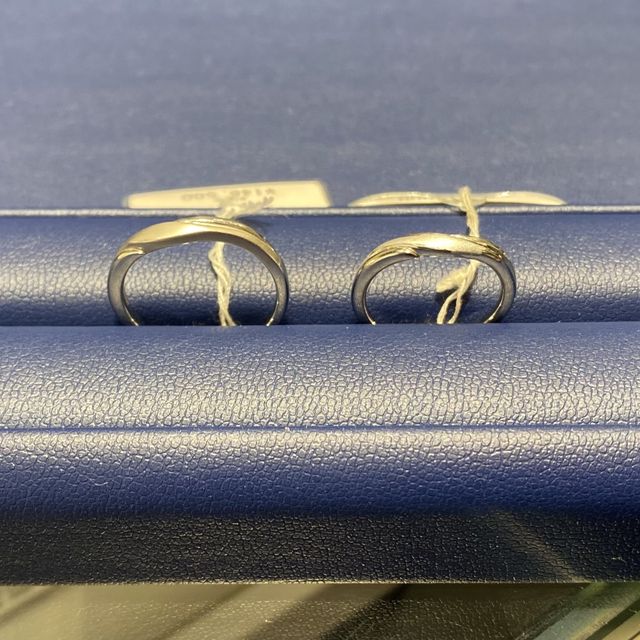 【銀座ダイヤモンドシライシの口コミ】 指輪のデザインがよくあるタイプは結婚指輪だと丸いストレートのリングな…