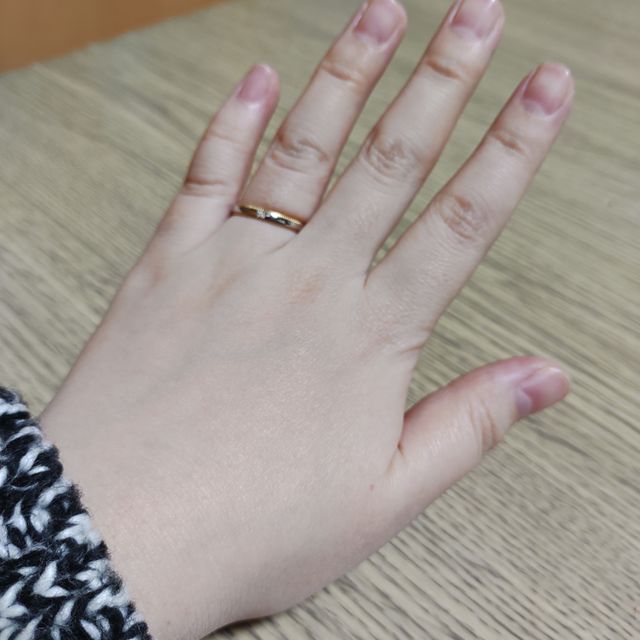 【銀座ダイヤモンドシライシの口コミ】 デザインがシンプルで気に入りました。周りのふちのデザインが職人が手作…