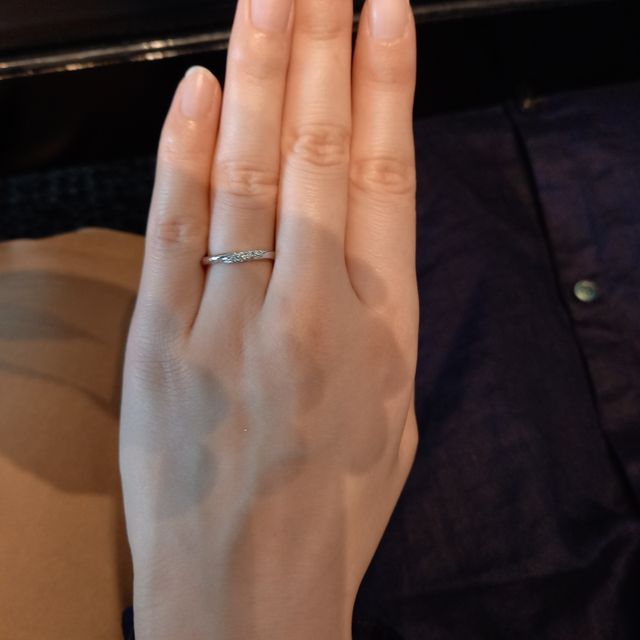 【銀座ダイヤモンドシライシの口コミ】 斜めにダイヤモンドが入ったデザインを中心に、いろいろと探していました…