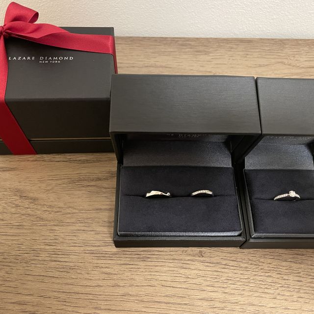 【ラザール ダイヤモンド(LAZARE DIAMOND)の口コミ】 斜めにダイヤが入っており、華やかで指が綺麗に見えるデザインが気に入り…